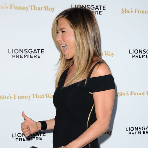 La jeune mariée Jennifer Aniston lors de l'avant-première du film Broadway Therapy (She's Funny That Way) à Los Angeles le 19 août 2015