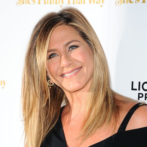 La jeune mariée Jennifer Aniston lors de l'avant-première du film Broadway Therapy (She's Funny That Way) à Los Angeles le 19 août 2015