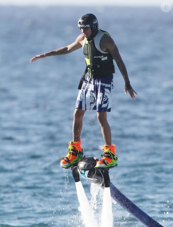 Le rappeur Tyga fait du jetlev avec sa petite amie Kylie Jenner à Saint-Barthélemy. Le 19 août 2015.