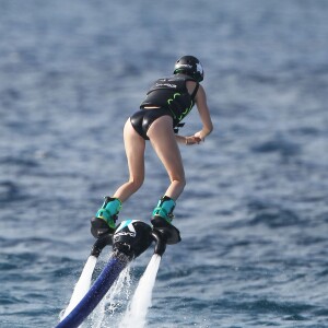 Kendall Jenner fait du jetlev avec sa petite soeur Kylie et Tyga à Saint-Barthélemy, le 19 août 2015.