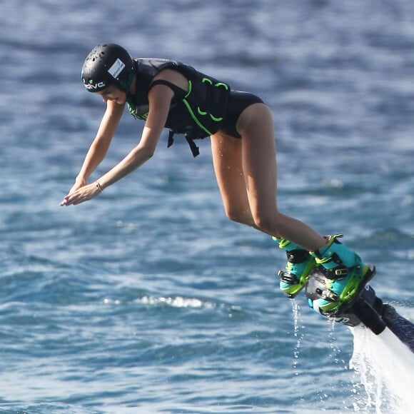 Kendall Jenner fait du jetlev avec sa petite soeur Kylie et Tyga à Saint-Barthélemy, le 19 août 2015.