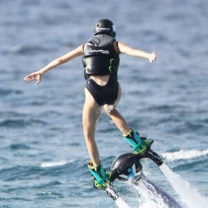 Kendall Jenner fait du jetlev avec sa petite soeur Kylie et Tyga à Saint-Barthélemy, le 19 août 2015.