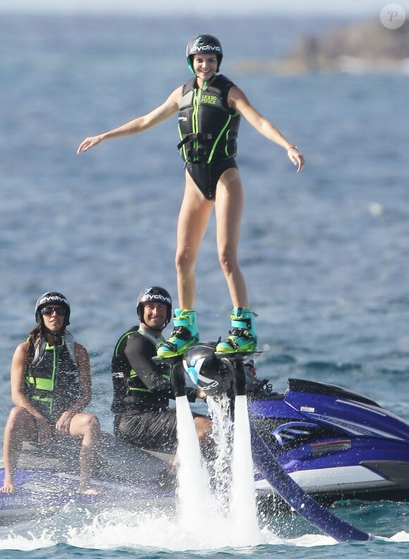 Kendall Jenner fait du jetlev avec sa petite soeur Kylie et Tyga à Saint-Barthélemy, le 19 août 2015.