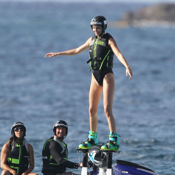 Kendall Jenner fait du jetlev avec sa petite soeur Kylie et Tyga à Saint-Barthélemy, le 19 août 2015.