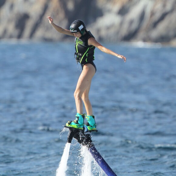 Kendall Jenner fait du jetlev avec sa petite soeur Kylie et Tyga à Saint-Barthélemy, le 19 août 2015.