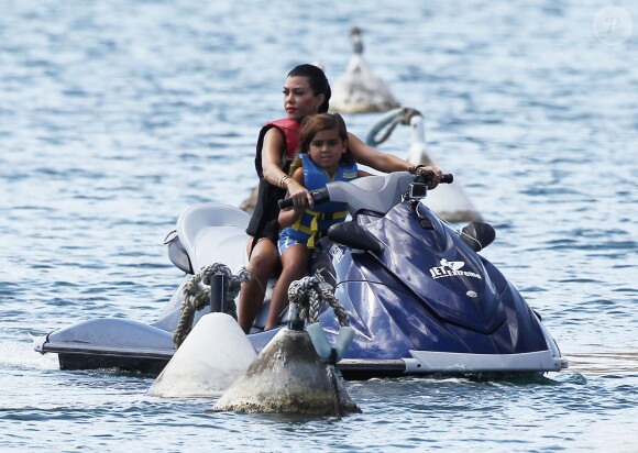 Kourtney Kardashian et son fils Mason font du jet-ski à Saint-Barthélemy. Le 19 août 2015.