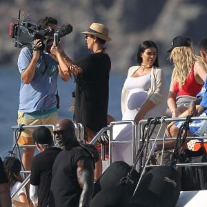 Kris Jenner, Kim Kardashian enceinte, Khloé Kardashian et le rappeur Tyga en bateau à Saint-Barthélemy, le 19 août 2015.