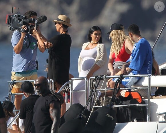 Kris Jenner, Kim Kardashian enceinte, Khloé Kardashian et le rappeur Tyga en bateau à Saint-Barthélemy, le 19 août 2015.