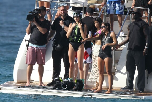 Kendall et Kylie Jenner en bateau à Saint-Barthélemy, le 19 août 2015.