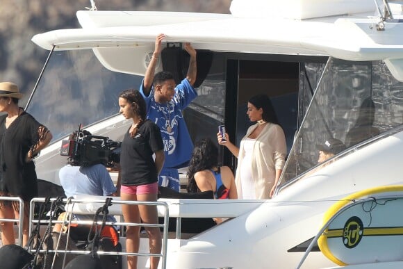 Tyga, Kylie Jenner, Kim et Khloé Kardashian en bateau à Saint-Barthélemy, le 19 août 2015.