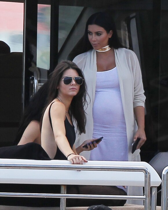 Kendall Jenner et Kim Kardashian, enceinte, en bateau à Saint-Barthélemy, le 19 août 2015.