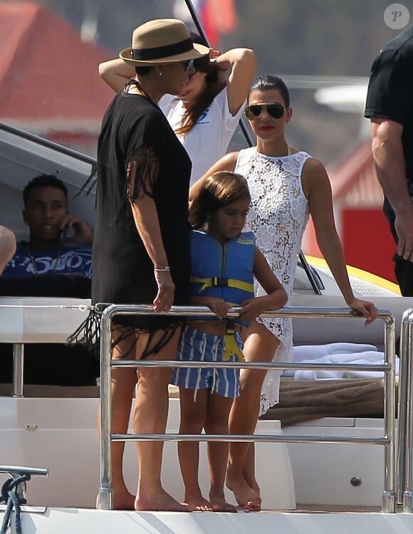 Tyga, Kris Jenner, Mason et sa mère Kourtney Kardashian en bateau à Saint-Barthélemy, le 19 août 2015.