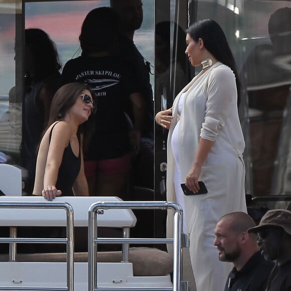 Kendall Jenner et Kim Kardashian, enceinte, en bateau à Saint-Barthélemy, le 19 août 2015.