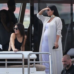 Kendall Jenner et Kim Kardashian, enceinte, en bateau à Saint-Barthélemy, le 19 août 2015.