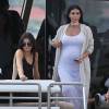 Kendall Jenner et Kim Kardashian, enceinte, en bateau à Saint-Barthélemy, le 19 août 2015.