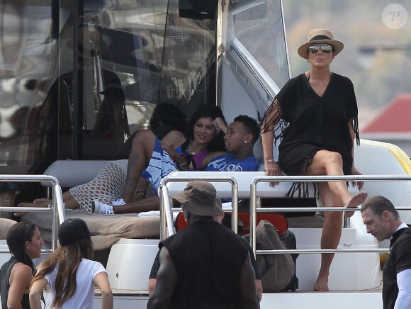 Kylie Jenner et son petit ami Tyga, complices derrière Kris Jenner à Saint-Barthélemy. Le 19 août 2015.