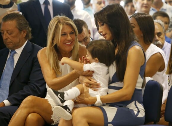 Paqui Garcia Ramos, la mère de Sergio Ramos, Pilar Rubio (enceinte), la compagne de Sergio Ramos et son fils Sergio Jr Ramos - Sergio Ramos prolonge son contrat avec le Real Madrid pour une durée de 5 ans lors d'une conférence de presse à Madrid, le 17 août 2015. 