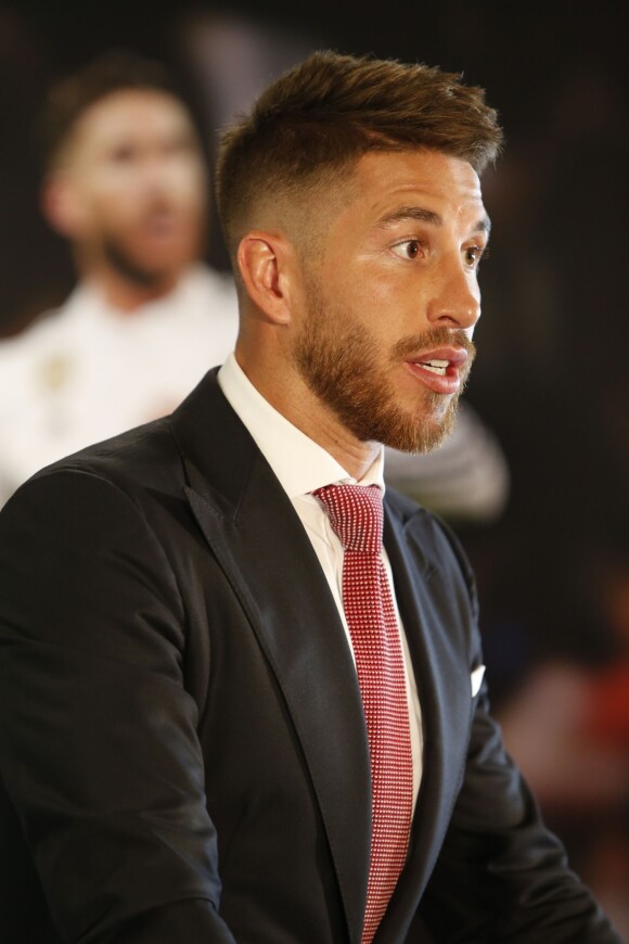 Sergio Ramos prolonge son contrat avec le Real Madrid pour une durée de 5 ans lors d'une conférence de presse à Madrid, le 17 août 2015. 