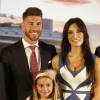 Florentino Perez, Sergio Ramos, sa compagne Pilar Rubio (enceinte) et son frère Rene Ramos - Sergio Ramos prolonge son contrat avec le Real Madrid pour une durée de 5 ans lors d'une conférence de presse à Madrid, le 17 août 2015.