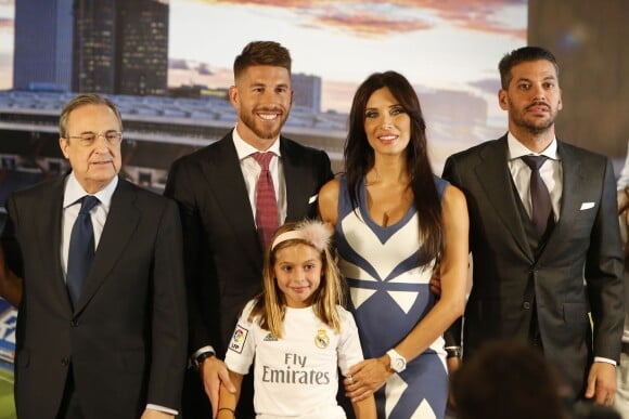 Florentino Perez, Sergio Ramos, sa compagne Pilar Rubio (enceinte) et son frère Rene Ramos - Sergio Ramos prolonge son contrat avec le Real Madrid pour une durée de 5 ans lors d'une conférence de presse à Madrid, le 17 août 2015. 