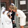 Lady Di rencontrant Mère Teresa, en juin 1997 à New York. Cette photo a été utilisée par Lori Eastwood pour créer un photomontage en incrustant la regrettée Diana auprès de Kate Middleton et de la princesse Charlotte de Cambridge lors du baptême de cette dernière le 5 juillet 2015.
