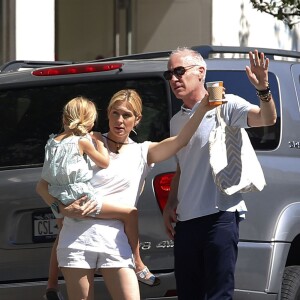 Exclusif - Kelly Rutherford se promène avec ses enfants Hermes et Helena et son compagnon Tony Brand dans les rues de New York, le 31 juillet 2015.  