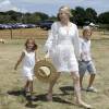 Malgré la perte définitive de la garde de ses enfants, qu'elle a pour tout l'été en vacances, l'actrice Kelly Rutherford, son fils Hermes et sa fille Helena ont assisté à l'oeuvre caritative "Ovarian Cancer Research Fund's Super Saturday" à Water Mill. Le 25 juillet 2015