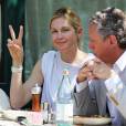  Exclusif - Kelly Rutherford fait un signe "peace" aux photographes alors qu'elle d&eacute;jeune en terrasse du restaurant Sant Ambroeus avec un ami &agrave; New York, le 5 mai 2015.  