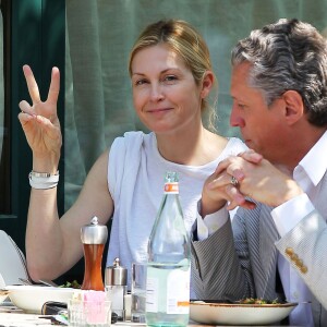 Exclusif - Kelly Rutherford fait un signe "peace" aux photographes alors qu'elle déjeune en terrasse du restaurant Sant Ambroeus avec un ami à New York, le 5 mai 2015. 