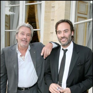 EXCLUSIF - ALAIN DELON ET SON FILS ANTHONY DELON quand CYRIL VIGUIER est ELEVE AU RANG DE CHEVALIER DE L' ORDRE NATIONAL DU MERITE A MATIGNON en 2009.