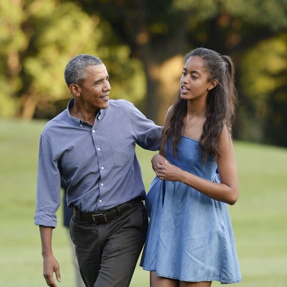 Le président Barack Obama et sa fille aînée Malia (17 ans) rentrent à la Maison Blanche après des vacances à Martha's Vineyard. Washington, le 23 août 2015.