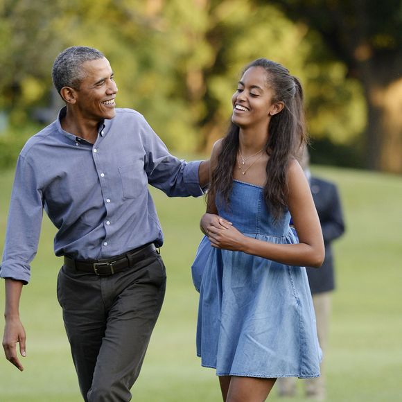 Le président Barack Obama et sa fille aînée Malia (17 ans) rentrent à la Maison Blanche après des vacances à Martha's Vineyard. Washington, le 23 août 2015.