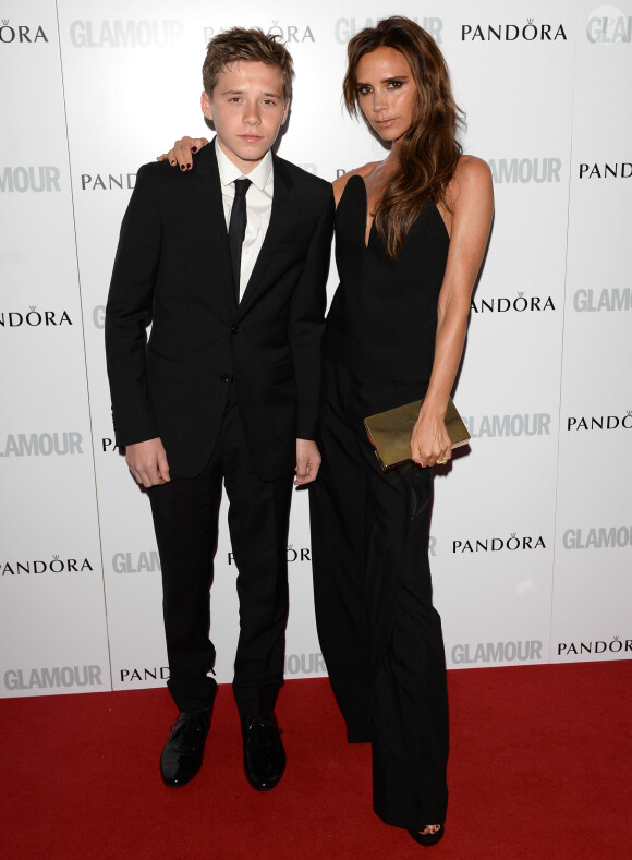 Victoria Beckham et son fils Brooklyn aux Glamour Women of the Year Awards 2013 à Londres.