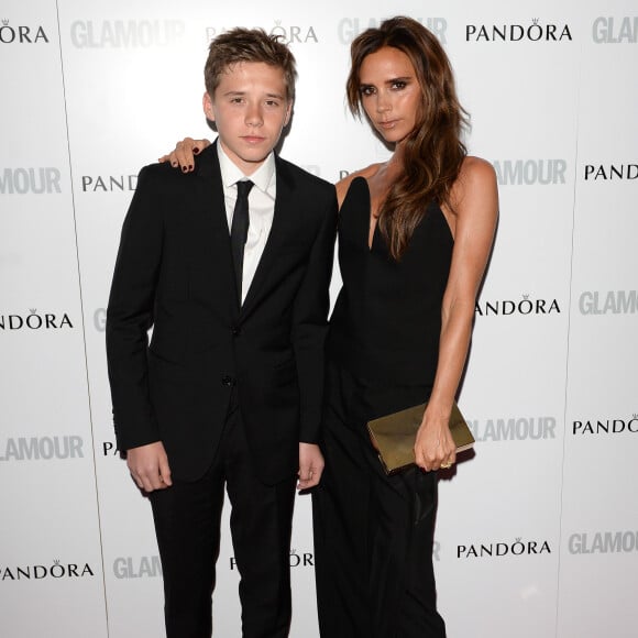 Victoria Beckham et son fils Brooklyn aux Glamour Women of the Year Awards 2013 à Londres.