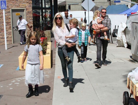 Tori Spelling, son mari Dean McDermott et leurs enfants Liam, Stella, Hattie et Finn au Farmers Market à Studio City, le 23 août 2015.