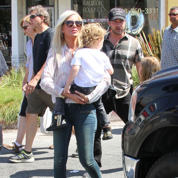 Tori Spelling, son mari Dean McDermott et leurs enfants Liam, Stella, Hattie et Finn font du shopping au Farmers Market à Studio City, le 23 août 2015.