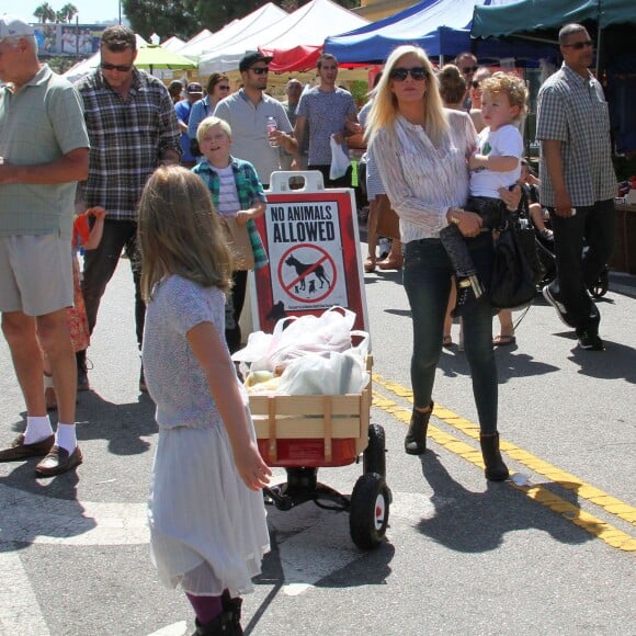 Tori Spelling, son mari Dean McDermott et leurs enfants Liam, Stella, Hattie et Finn font du shopping au Farmers Market à Studio City, le 23 août 2015.