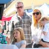 Tori Spelling accompagnée de son mari Dean McDermott et leurs enfants Liam, Stella, Hattie et Finn font du shopping au Farmers Market à Studio City, le 23 août 2015.