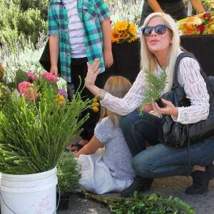 Tori Spelling, son mari Dean McDermott et leurs enfants Liam, Stella, Hattie et Finn font du shopping au Farmers Market à Studio City, le 23 août 2015.