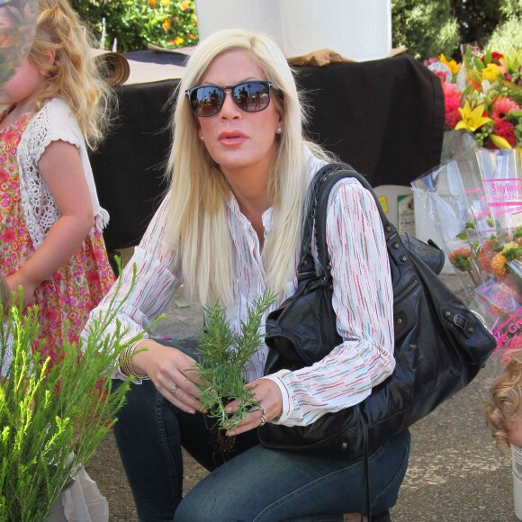 Tori Spelling, son mari Dean McDermott et leurs enfants Liam, Stella, Hattie et Finn font du shopping au Farmers Market à Studio City, le 23 août 2015.