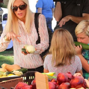 Tori Spelling, son mari Dean McDermott et leurs enfants Liam, Stella, Hattie et Finn font du shopping au Farmers Market à Studio City, le 23 août 2015.