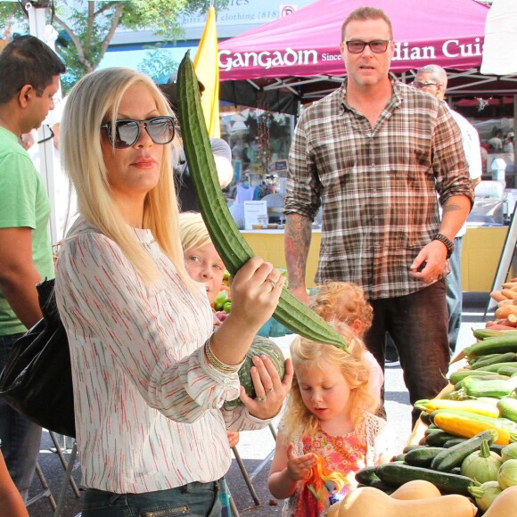 Tori Spelling, son mari Dean McDermott et leurs enfants Liam, Stella, Hattie et Finn font du shopping au Farmers Market à Studio City, le 23 août 2015.