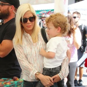 L'actrice Tori Spelling, son mari Dean McDermott et leurs enfants Liam, Stella, Hattie et Finn font du shopping au Farmers Market à Studio City, le 23 août 2015.