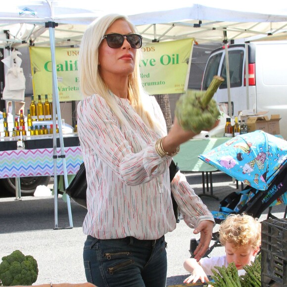 Tori Spelling, son mari Dean McDermott et leurs enfants Liam, Stella, Hattie et Finn font du shopping au Farmers Market à Studio City, le 23 août 2015.