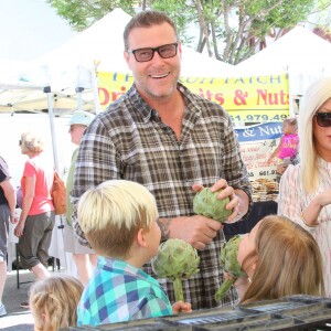 Tori Spelling, son mari Dean McDermott et leurs enfants Liam, Stella, Hattie et Finn font du shopping au Farmers Market à Studio City, le 23 août 2015.