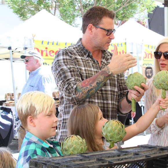 Tori Spelling, son mari Dean McDermott et leurs enfants Liam, Stella, Hattie et Finn font du shopping au Farmers Market à Studio City, le 23 août 2015.