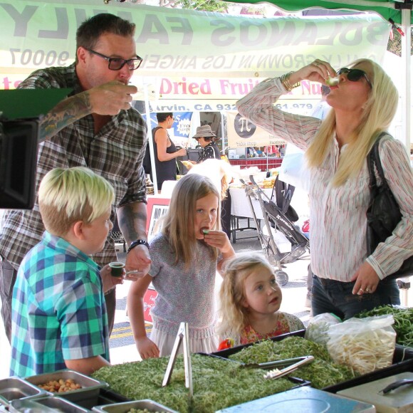 Tori Spelling, son mari Dean McDermott et leurs enfants Liam, Stella, Hattie et Finn font du shopping au Farmers Market à Studio City, le 23 août 2015.