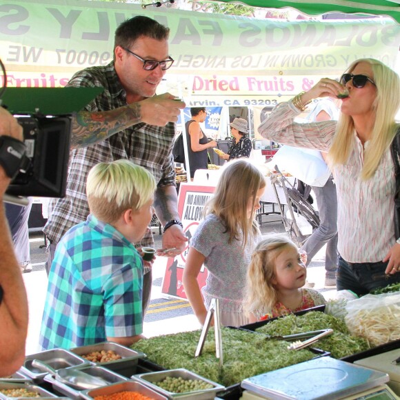 Tori Spelling, son mari Dean McDermott et leurs enfants Liam, Stella, Hattie et Finn font du shopping au Farmers Market à Studio City, le 23 août 2015.