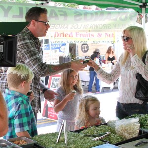 Tori Spelling, son mari Dean McDermott et leurs enfants Liam, Stella, Hattie et Finn font du shopping au Farmers Market à Studio City, le 23 août 2015.