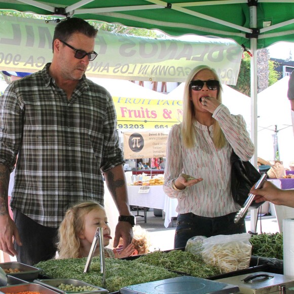 Tori Spelling, son mari Dean McDermott et leurs enfants Liam, Stella, Hattie et Finn font du shopping au Farmers Market à Studio City, le 23 août 2015.